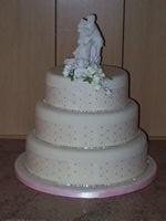 Circular wedding cake with figures