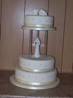 Circular wedding cake with figures